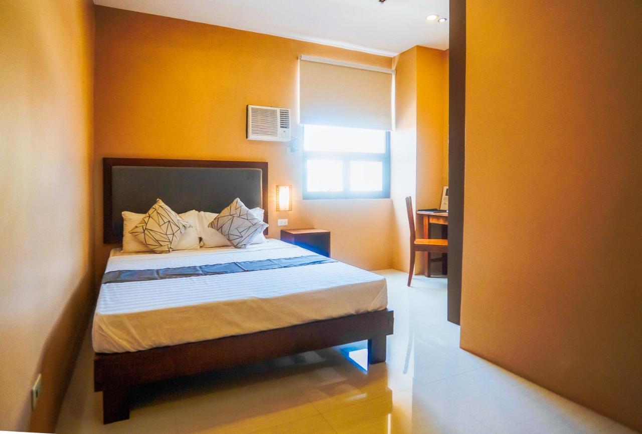 Reddoorz Plus @ Hotel Platinum Occidental Mindoro San Jose  Exterior photo